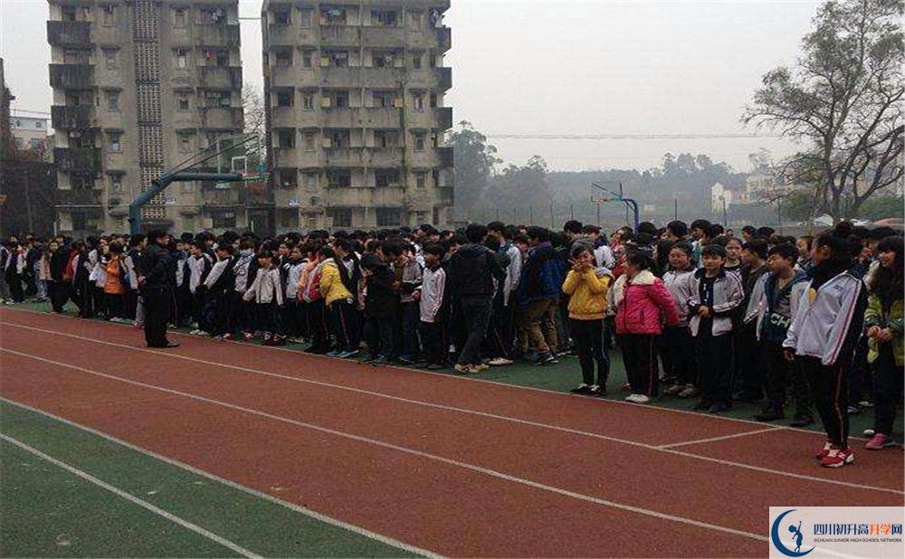 高板中學(xué)2020年外地生學(xué)費(fèi)是多少？