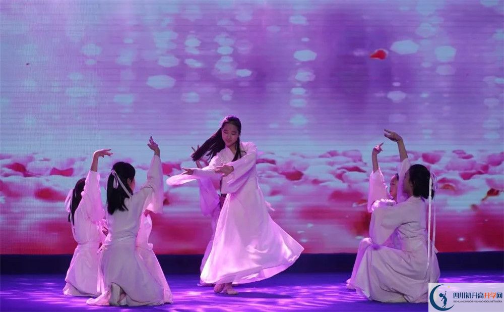 北京第二外國(guó)語(yǔ)學(xué)院成都附屬中學(xué)是私立收費(fèi)嗎？