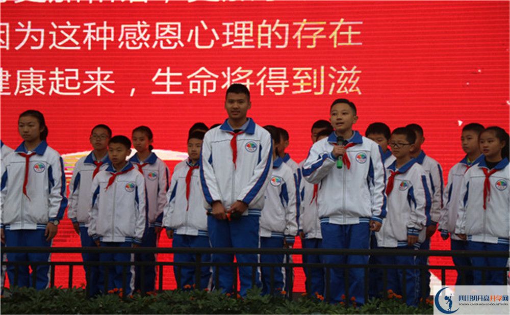 成都七中萬達學校是私立收費嗎？