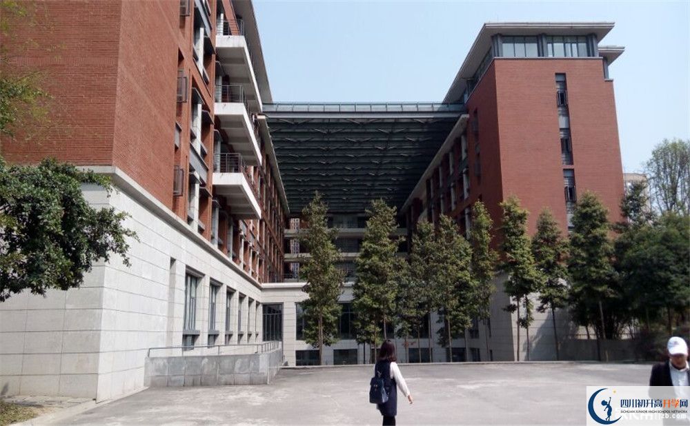 成都七中高新校區(qū)實(shí)驗(yàn)班人數(shù)是多少？