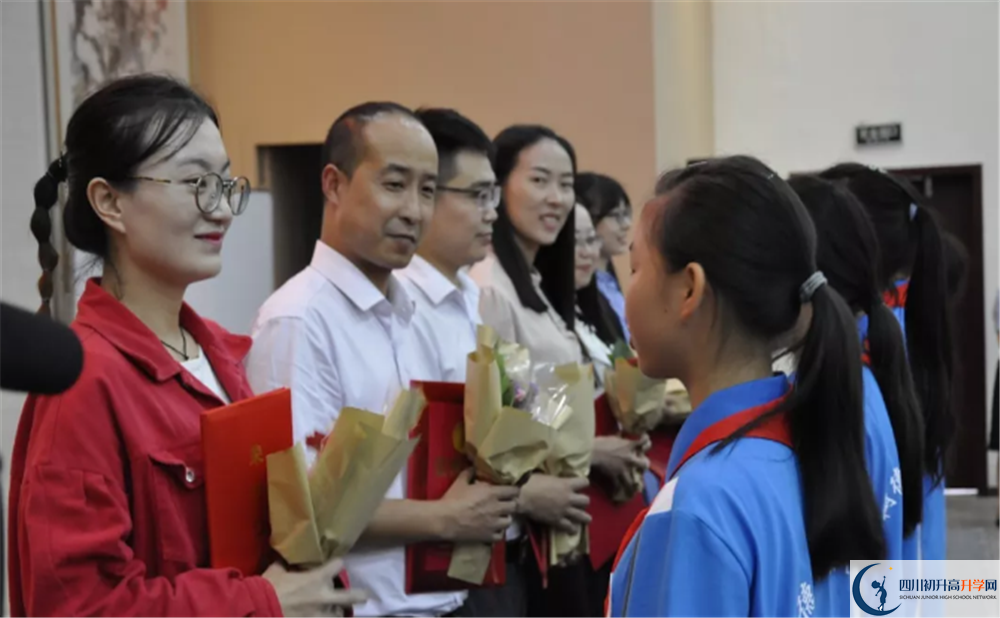 川化中學(xué)在校學(xué)生總?cè)藬?shù)是多少？