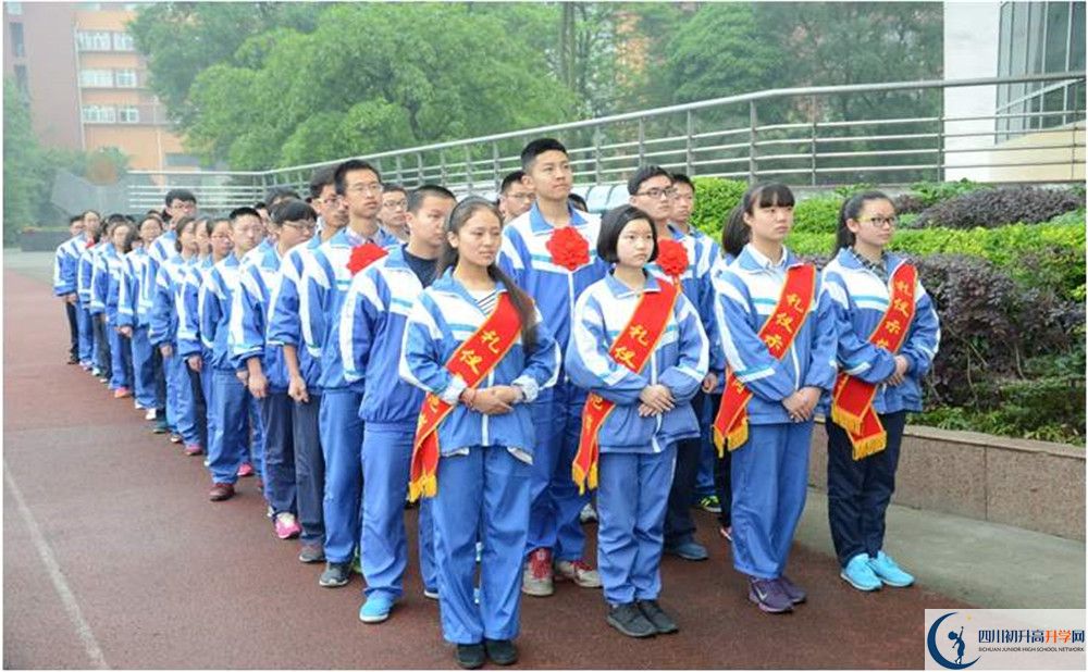 溫江中學(xué)在校學(xué)生總?cè)藬?shù)是多少？