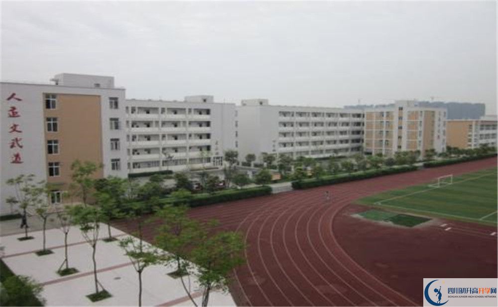 郫縣一中在校學(xué)生總?cè)藬?shù)是多少？