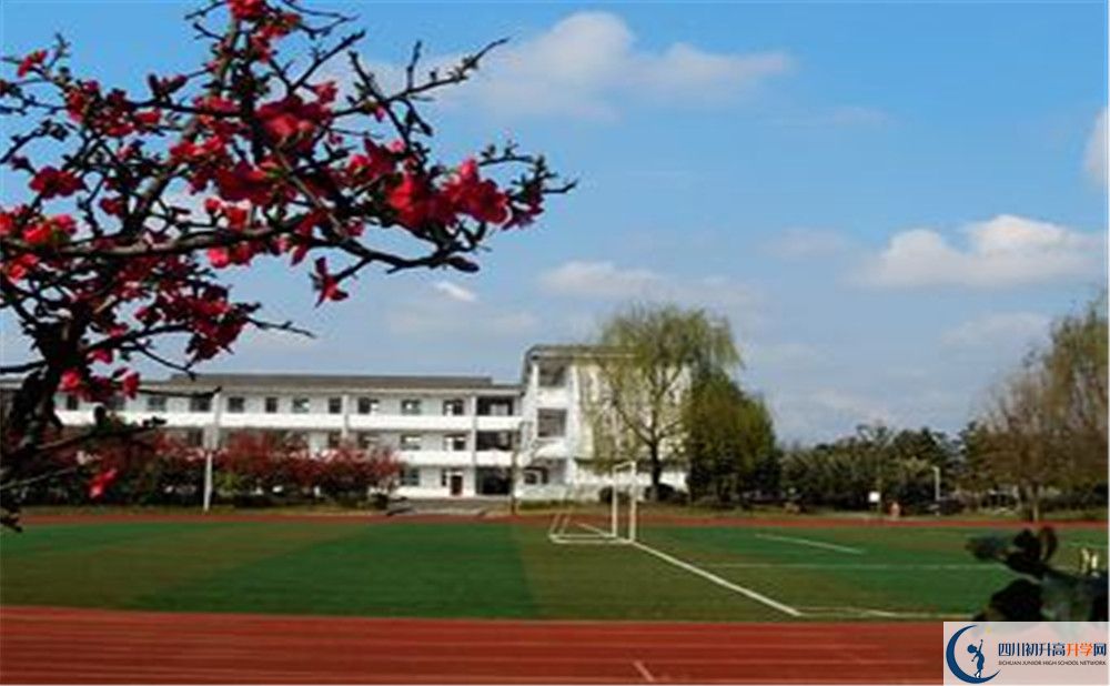 郫縣三中在校學(xué)生總?cè)藬?shù)是多少？