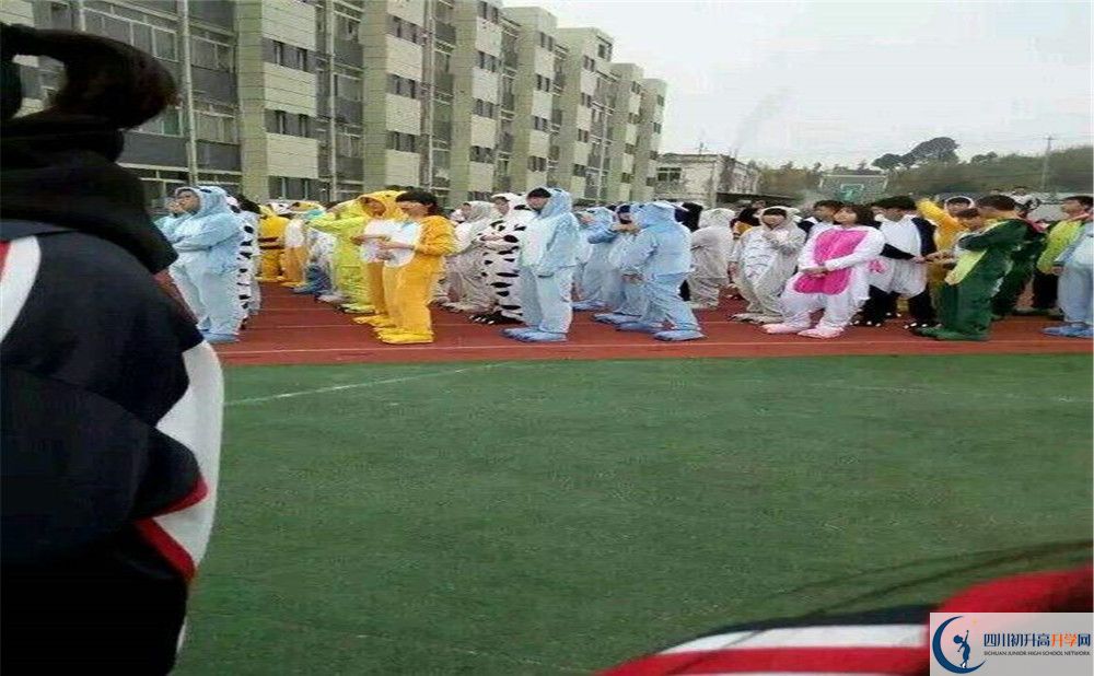高板中學在校學生總?cè)藬?shù)是多少？