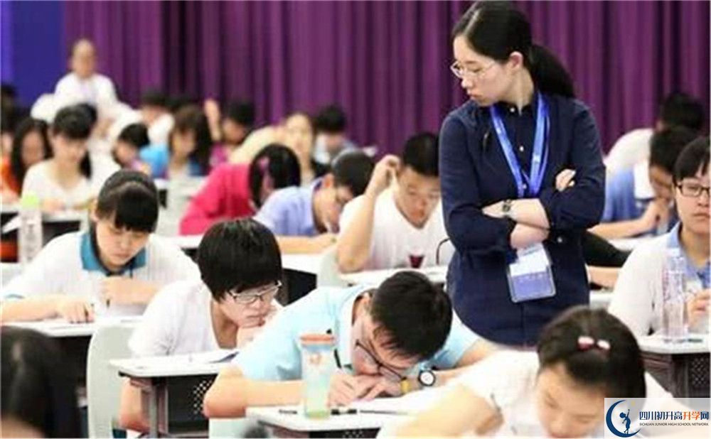2020年武侯中學(xué)美術(shù)班學(xué)費(fèi)是多少？